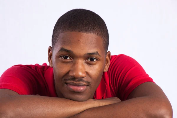 Hombre Negro Guapo Con Una Sonrisa Feliz — Foto de Stock