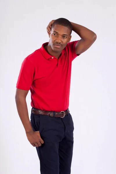 頭に手を置いて赤いシャツを着た幸せな黒人 — ストック写真