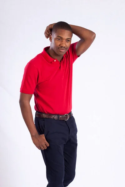 Hombre Negro Feliz Con Una Camisa Roja Con Mano Cabeza —  Fotos de Stock