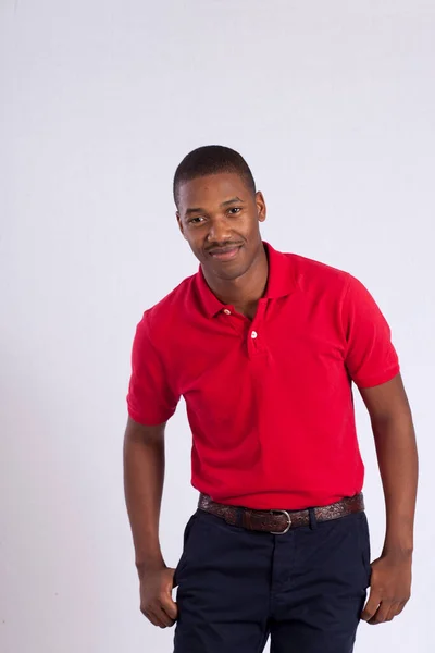 Hombre Negro Guapo Con Una Sonrisa Feliz —  Fotos de Stock