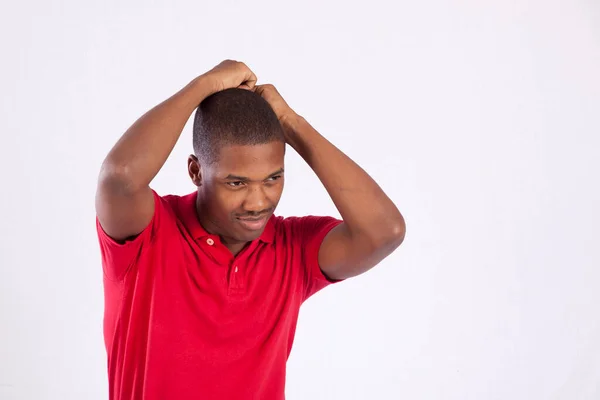 Hombre Negro Feliz Con Una Camisa Roja Con Mano Cabeza —  Fotos de Stock
