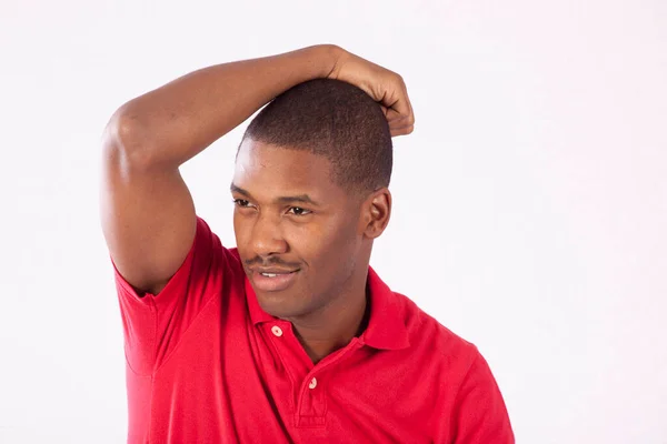 Hombre Negro Feliz Con Una Camisa Roja Con Mano Cabeza —  Fotos de Stock