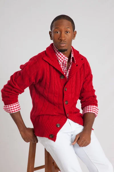 Tampan Pria Kulit Hitam Duduk Sweater Merah — Stok Foto