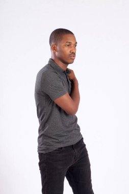 Yakışıklı siyah adam düşünceli görünüyor.