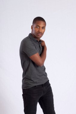 Yakışıklı siyah adam düşünceli görünüyor.
