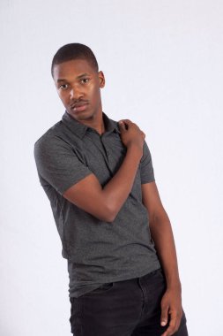 Yakışıklı siyah adam düşünceli görünüyor.