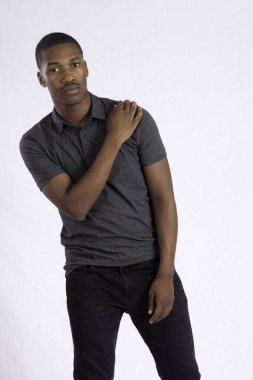Yakışıklı siyah adam düşünceli görünüyor.