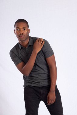 Yakışıklı siyah adam düşünceli görünüyor.