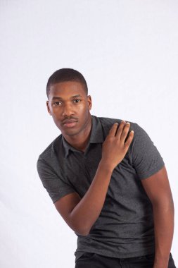Yakışıklı siyah adam düşünceli görünüyor.