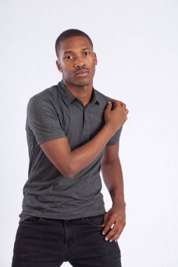 Yakışıklı siyah adam düşünceli görünüyor.