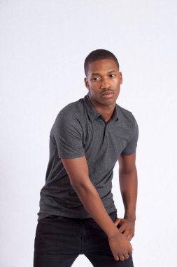 Yakışıklı siyah adam düşünceli görünüyor.