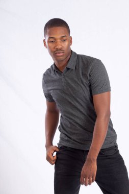 Yakışıklı siyah adam düşünceli görünüyor.