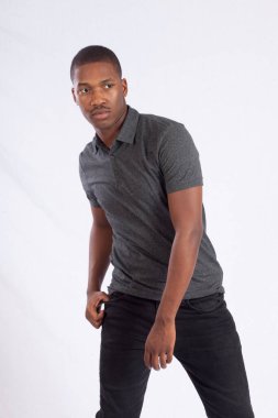 Yakışıklı siyah adam düşünceli görünüyor.