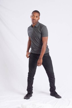 Yakışıklı siyah adam düşünceli görünüyor.