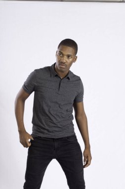 Yakışıklı siyah adam düşünceli görünüyor.