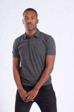 Yakışıklı siyah adam düşünceli görünüyor.