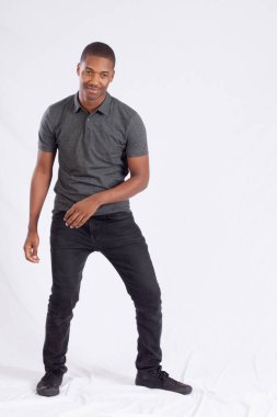 Gülümseyen mutlu siyah adam