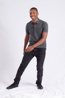 Gülümseyen mutlu siyah adam