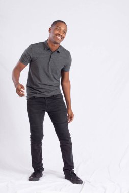 Gülümseyen mutlu siyah adam