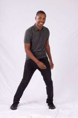 Gülümseyen mutlu siyah adam