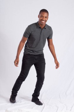 Mutlu siyah adam dans ediyor