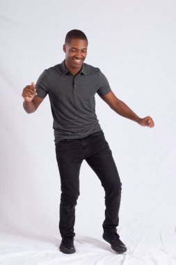Mutlu siyah adam dans ediyor
