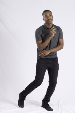 Mutlu siyah adam dans ediyor