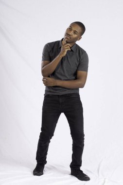 Yakışıklı siyah adam düşünceli görünüyor.