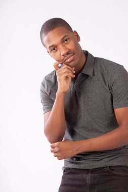 Yakışıklı siyah adam düşünceli görünüyor.