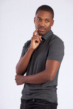 Yakışıklı siyah adam düşünceli görünüyor.