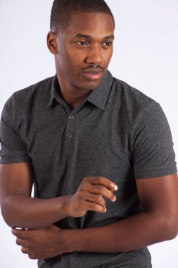Yakışıklı siyah adam düşünceli görünüyor.