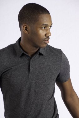 Yakışıklı siyah adam düşünceli görünüyor.