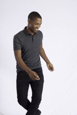 Mutlu siyah adam dans ediyor