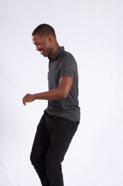 Mutlu siyah adam dans ediyor