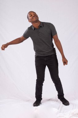 Mutlu siyah adam dans ediyor