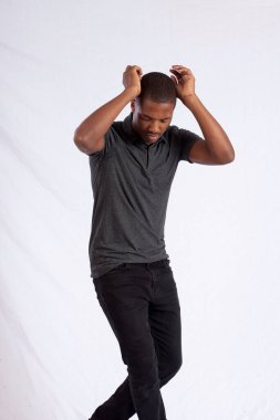 Mutlu siyah adam dans ediyor