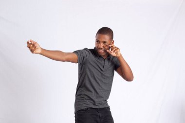 Yakışıklı siyah adam dans ediyor.