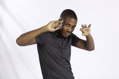 Yakışıklı siyah adam dans ediyor.