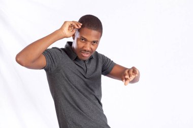 Yakışıklı siyah adam dans ediyor.