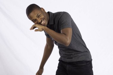 Yakışıklı siyah adam dans ediyor.