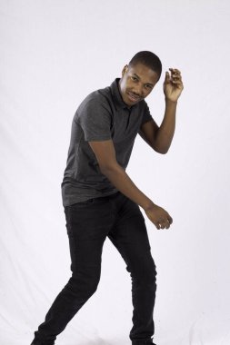 Yakışıklı siyah adam dans ediyor.
