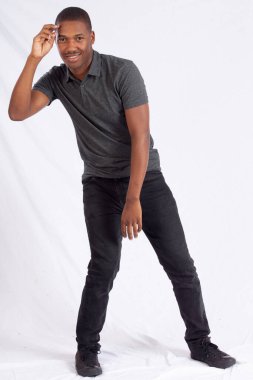 Yakışıklı siyah adam dans ediyor.