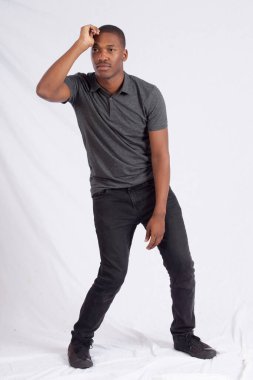 Yakışıklı siyah adam dans ediyor.