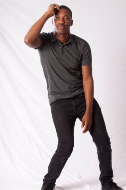 Yakışıklı siyah adam dans ediyor.