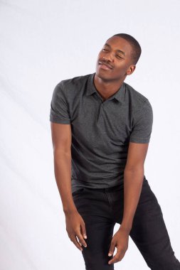 Yakışıklı siyah adam dans ediyor.