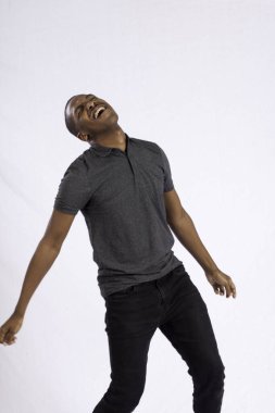 Yakışıklı siyah adam dans ediyor.