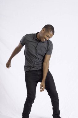 Yakışıklı siyah adam dans ediyor.