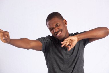 Yakışıklı siyah adam dans ediyor.