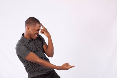 Yakışıklı siyah adam dans ediyor.