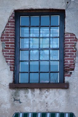 Duvardaki alçılı pencere.